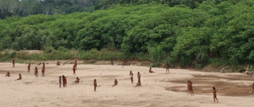 Одно из крупнейших племен, отказывающихся от контакта с цивилизацией, попало в объектив камер