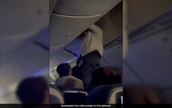Пассажир застрял в багажном отсеке над головой во время сильной турбулентности.