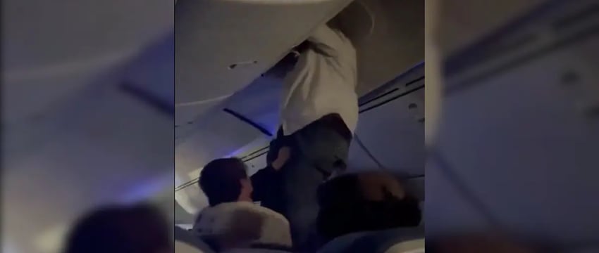 Пассажир застрял в багажном отсеке над головой во время сильной турбулентности.