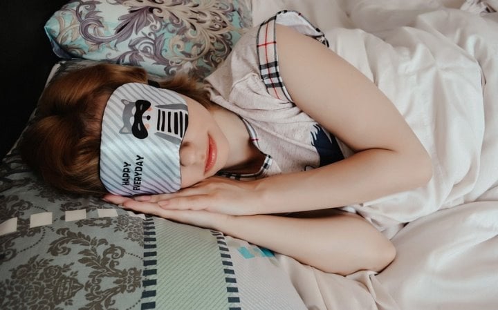 Почему полезно спать в маске для сна, рассказал сомнолог