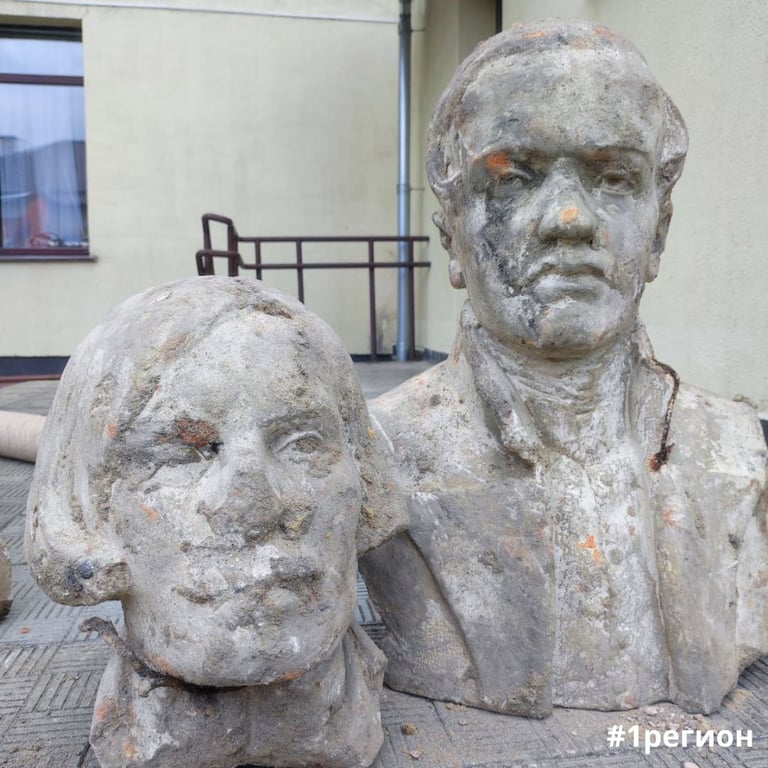 Барельефы, бюсты и часть постамента. При проведении ремонтных работ в Брестском академическом театре драмы найдены уникальные предметы