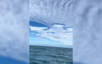 Следы НЛО? Рыбаки сняли на видео гигантские «дырявые облака». В NASA объяснили, что это — Видео