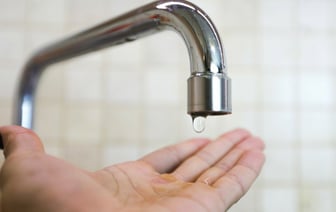 Жителям 2 микрорайонов Минска решили на 8 часов отключить воду. Куда отправят цистерны?