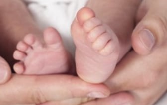 Белоруска начала рожать прямо во время утренника. Чем всё закончилось?