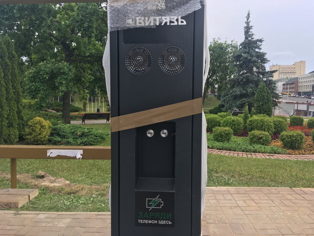 Терминал для зарядки гаджетов устанавливают на одной из остановок общественного транспорта в Витебске.. Фото Сергея Серебро