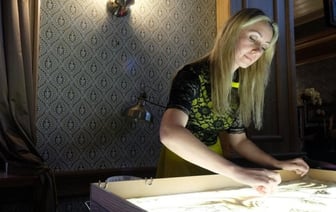 Ушла из найма, чтобы устраивать зрелищные шоу с песком. Вот как белоруска развивает необычный бизнес