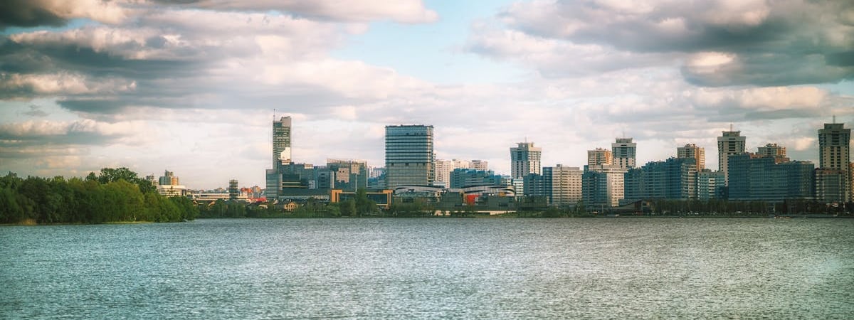 Белорусам предложили оценить «эстетичность» газовых баллонов, мешков с зерном и бриллиантов. Зачем? — Фото