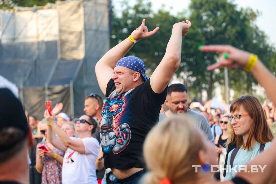 Рокеры «отрываются»: в Пружанах прошел первый день «Солнцестояния»