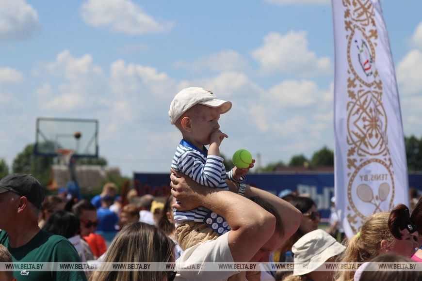 Красочный фейерверк юбилейного ХХ культурно-спортивного фестиваля «Вытокi» в Пружанах