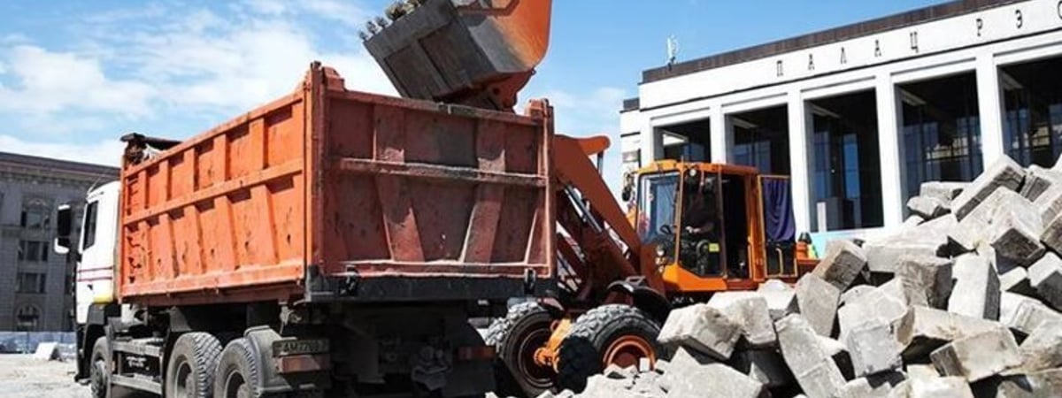 На Октябрьской площади в Минске убрали старую плитку и рассказали, чем ее заменят