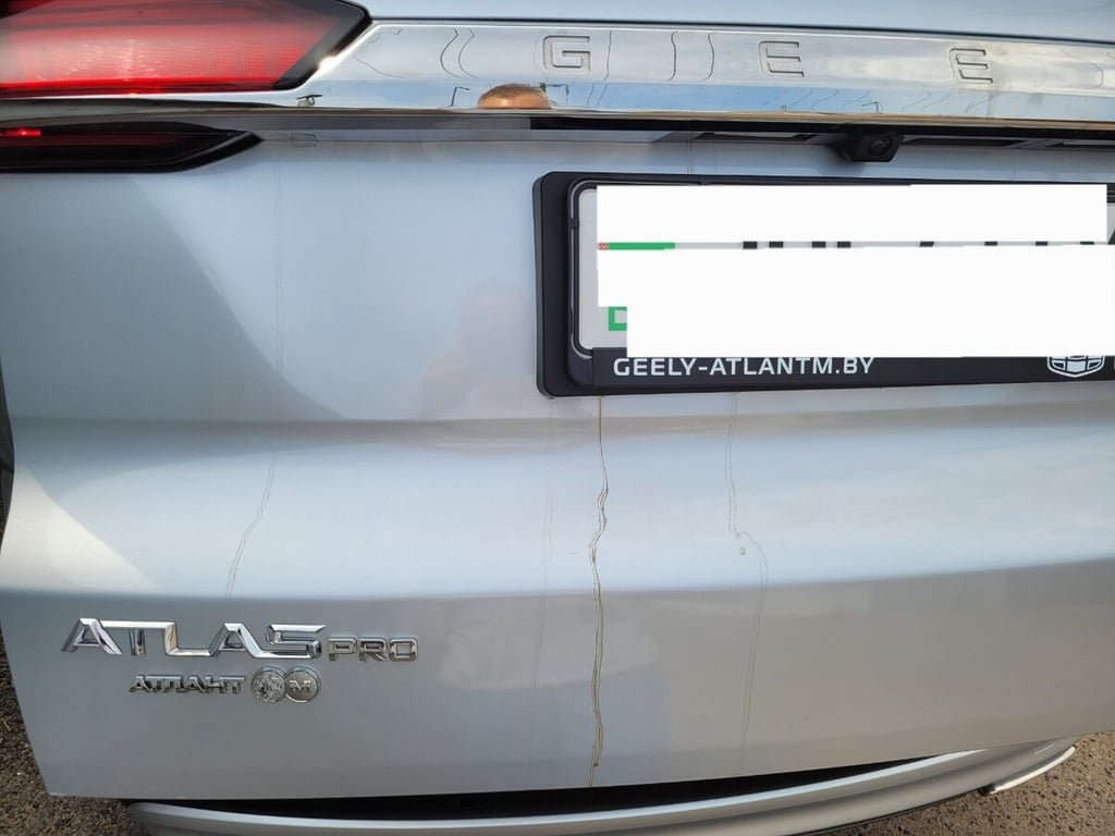 «То жучок, то ржавчинка!» Белорус купил новый Geely Atlas Pro и не выезжает из сервиса. Завод: «Дефекты связаны с условиями эксплуатации»