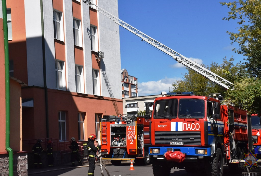 Что брестские спасатели делали в областном роддоме? Рассказываем