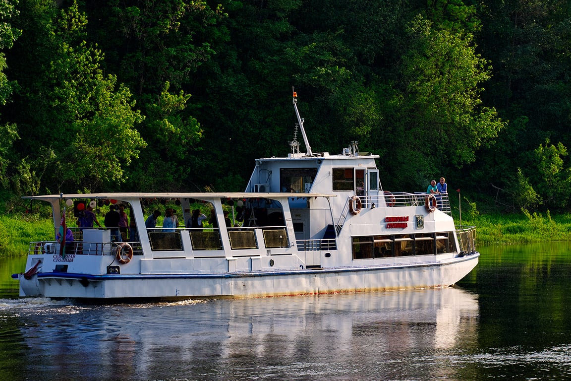 Теплоход «Северная столица» на Двине у парка в Мазурино. Фото Сергея Серебро