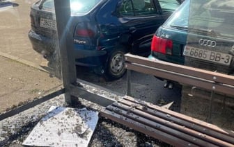 Водитель Аudi задел остановку в Минске, сдавая назад