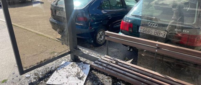 Водитель Аudi задел остановку в Минске, сдавая назад