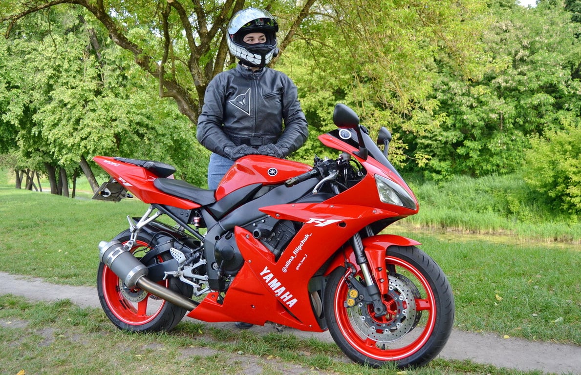 Многодетная мама рассекает на «суперспорте» Yamaha YZF-R1 по Бресту