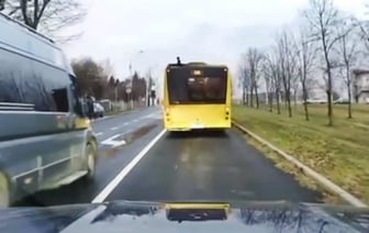 Водителя маршрутки наказали за нарушение правил обгона после ролика в сети
