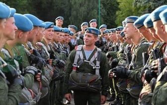 Лукашенко поздравил десантников с праздником