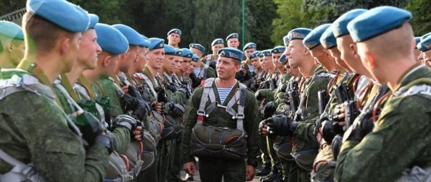 Лукашенко поздравил десантников с праздником