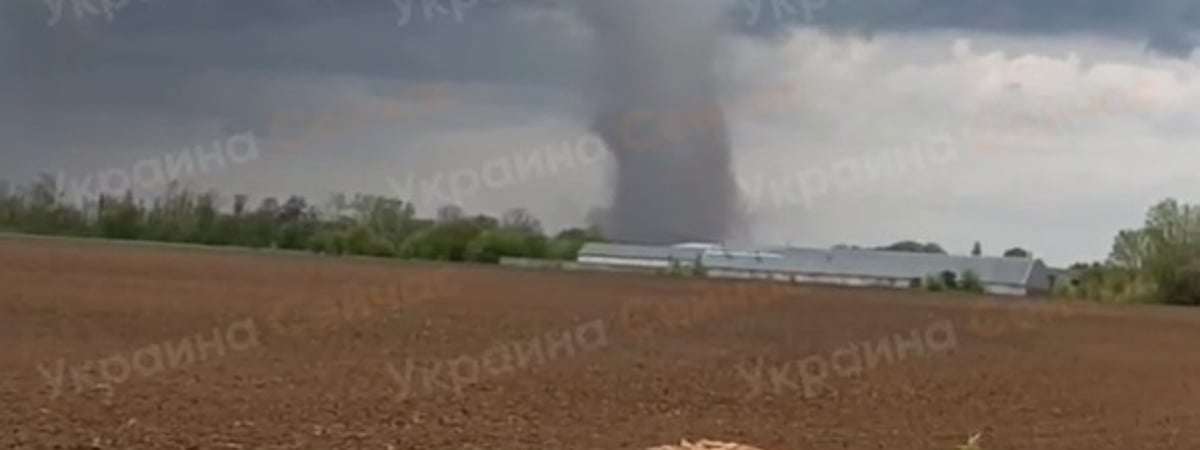 Мощный торнадо сняли на видео недалеко от границы с Беларусью — Видео