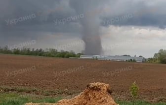 Мощный торнадо сняли на видео недалеко от границы с Беларусью — Видео