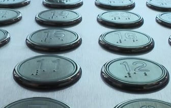В Беларуси начали выпускать лифты, которыми можно управлять со смартфона. Вот как это работает