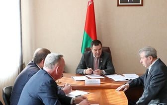 Асфальтирование дорог и отопление. На что жаловались в Каменецком районе помощнику Президента