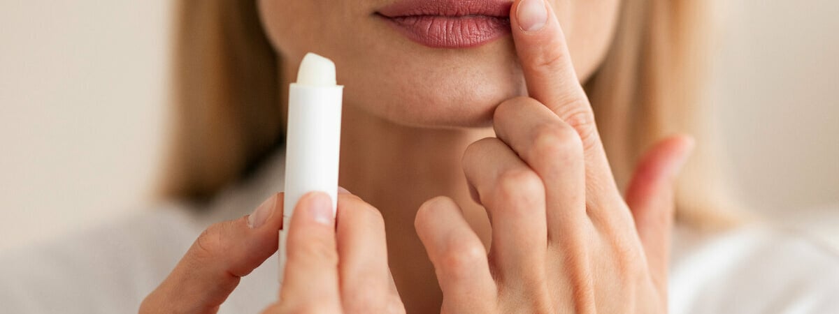 Эксперты посоветовали избегать этих ингредиентов в бальзамах для губ. Что с ними не так? — Полезно