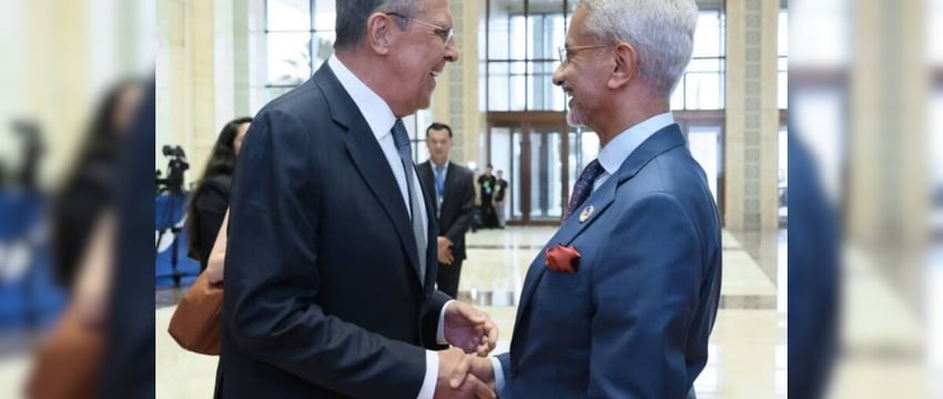 Смех и рукопожатие: С. Джайшанкар встретился с российским коллегой в Лаосе