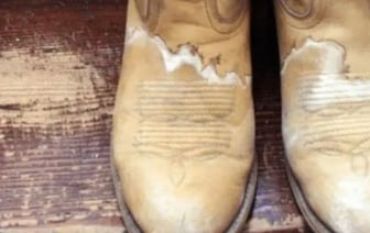 Белорусам рассказали, можно ли отсудить у дорожных служб деньги за испорченную солью обувь