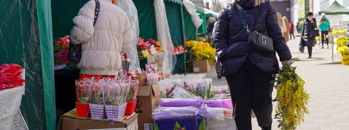 МАРТ Беларуси объявил рейды с исполкомами на продавцов цветов и открыл горячую линию для покупателей