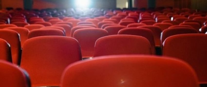 «Мне 25 лет, я давно работаю хирургом». Мошенники продолжают звать белорусов в поддельные кинотеатры