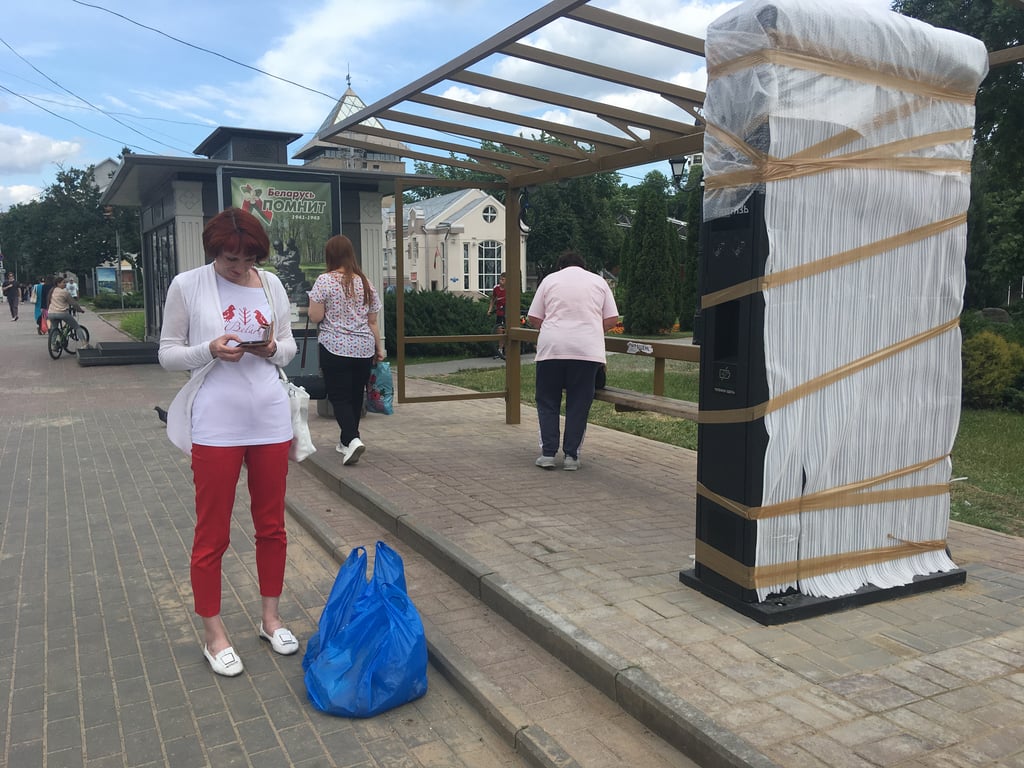 Терминал для зарядки гаджетов устанавливают на одной из остановок общественного транспорта в Витебске.. Фото Сергея Серебро