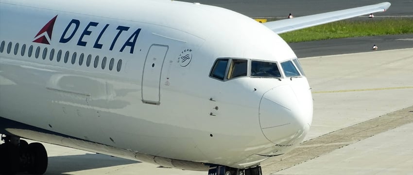 Рейс "Дельта" совершил вынужденную посадку из-за испорченной еды, поданной пассажирам.