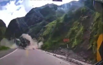 В Перу на видео попало как огромные камни раздавили грузовики — Видео