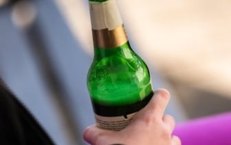 Продажа алкоголя несовершеннолетним: ответственность и вопросы