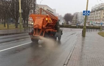 Чем обрабатывают дороги в Беларуси и нужно ли это, если снега нет? Рассказал специалист