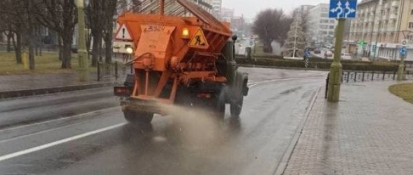 Чем обрабатывают дороги в Беларуси и нужно ли это, если снега нет? Рассказал специалист