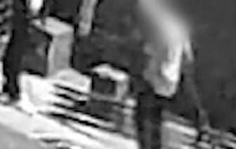 В Березе пьяный мужчина вырвал панель от лавочки и ударил ею по водосточной трубе