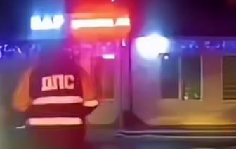 В Беларуси пьяный водитель пытался скрыться от ГАИ в баре — видео
