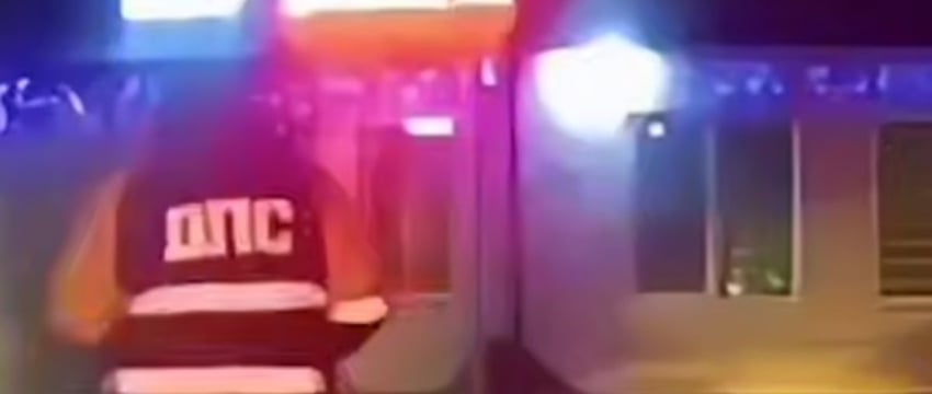 В Беларуси пьяный водитель пытался скрыться от ГАИ в баре — видео
