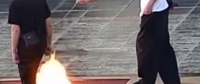 Подростки бросали мусор в Вечный огонь в Беларуси: возбуждено уголовное дело