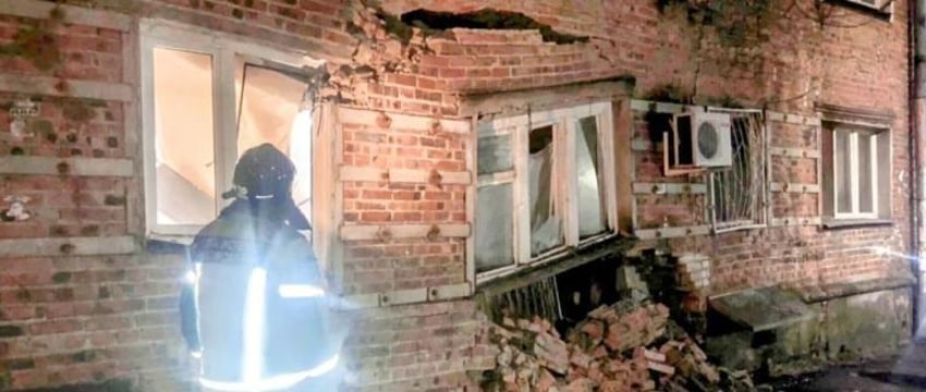 Стена пятиэтажного жилого дома обрушилась в Ростове-на-Дону