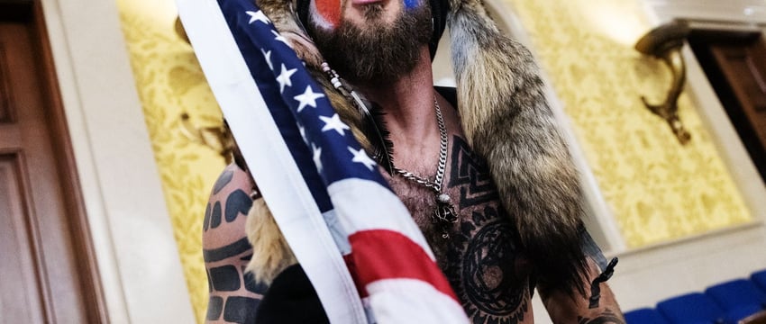 Сторонник Трампа устроил беспорядки в Капитолии США, чтобы вернуть своё копьё и головной убор
