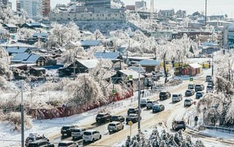 Во Владивостоке ветер валит людей с ног