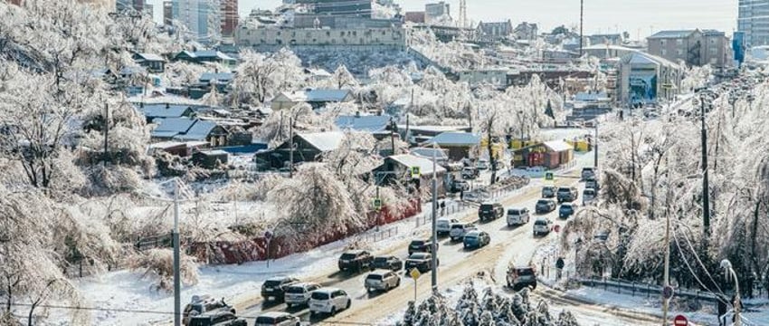Во Владивостоке ветер валит людей с ног