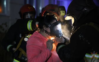 На пожаре в общежитии в Минске эвакуировали 70 человек — Видео