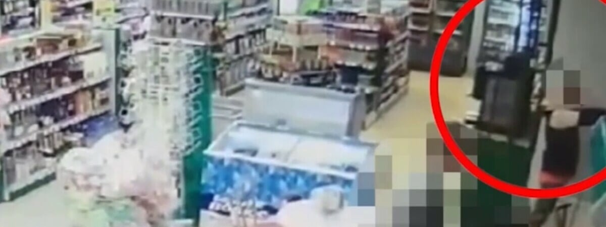 Под Дзержинском мужчина с пистолетом ворвался на АЗС и угрожал расправой посетителям — Видео