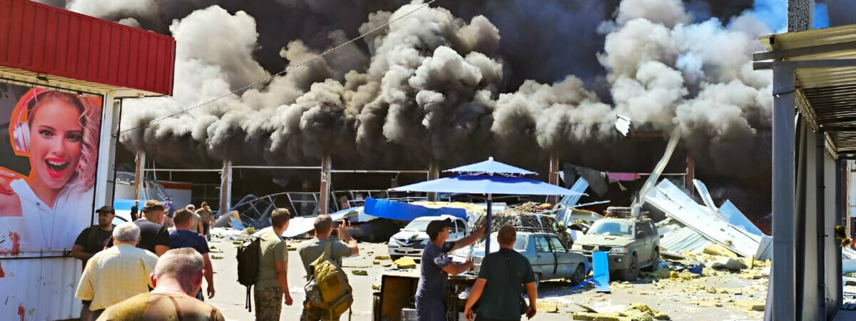 Украина обвинила Россию в ракетном ударе по супермаркету — 11 человек погибло — Видео