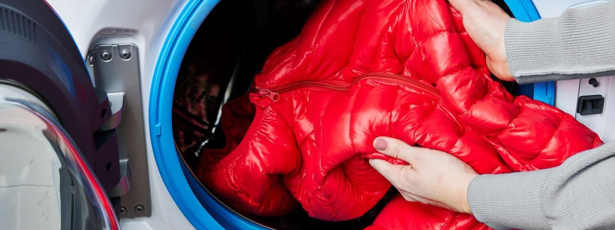 Как постирать пуховик, чтобы наполнитель не сбился в ком? Зная эти 3 хитрости, не придется тратиться на химчистку — Полезно
